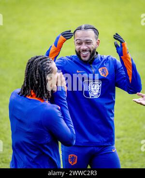 ZEIST - Memphis Depay lors d'une séance d'entraînement de l'équipe nationale néerlandaise au Campus KNVB le 23 mars 2024 à Zeist, pays-Bas, en préparation du match d'entraînement contre l'Allemagne. ANP ROBIN UTRECHT pays-bas Out - belgique Out Banque D'Images