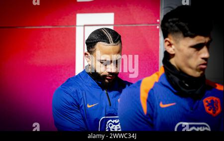 ZEIST - Memphis Depay lors d'une séance d'entraînement de l'équipe nationale néerlandaise au Campus KNVB le 23 mars 2024 à Zeist, pays-Bas, en préparation du match d'entraînement contre l'Allemagne. ANP ROBIN UTRECHT pays-bas Out - belgique Out Banque D'Images