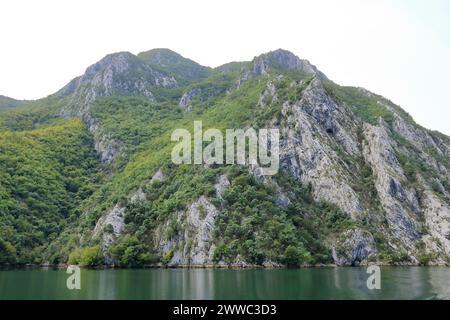 Vue sur le lac Koman en Albanie Banque D'Images