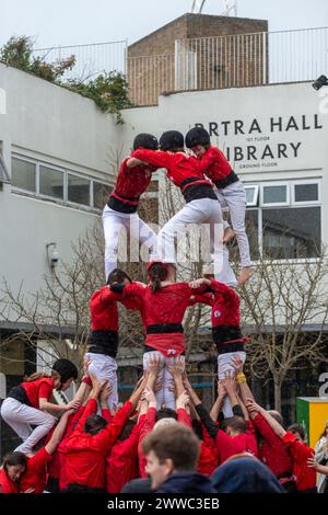 Londres, Royaume-Uni. 23 mars 2024. Les Castells, des « tours humaines », sont construites par les Castellers de Londres au Blue Market de Bermondsey. Le bâtiment de Castells remonte à plus de 200 ans, avec Castellers of London jouant et promouvant cette tradition catalane à Londres depuis 2015. Credit : Stephen Chung / Alamy Live News Banque D'Images