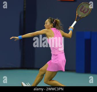 MIAMI GARDENS, FLORIDE - 21 MARS : Qinwen Zheng (Chine) vs Katerina Siniakova (République tchèque) lors de la journée portes ouvertes de Miami 2024 6 présentée par Itaú au Hard Rock Stadium le 21 mars 2024 à Miami Gardens, Floride. (Photo de JL/Sipa USA) Banque D'Images