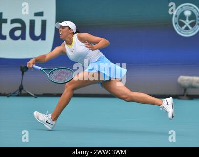 MIAMI GARDENS, FLORIDE - 21 MARS : Madison Keys (USA) vs Diana Shnaider lors de la journée portes ouvertes 2024 de Miami 6 présentée par Itaú au Hard Rock Stadium le 21 mars 2024 à Miami Gardens, Floride. (Photo de JL/Sipa USA) Banque D'Images