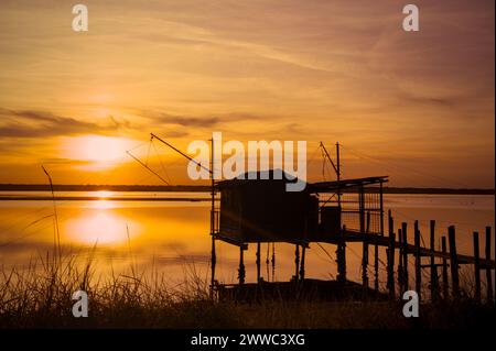 Coucher de soleil à Pialassa Baiona près de Marina Romean (Italie) Banque D'Images