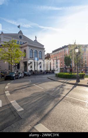 Allemagne, Bavière, Munich, Opéra de Gartnerplatztheater et place Gartnerplatz au coucher du soleil Banque D'Images