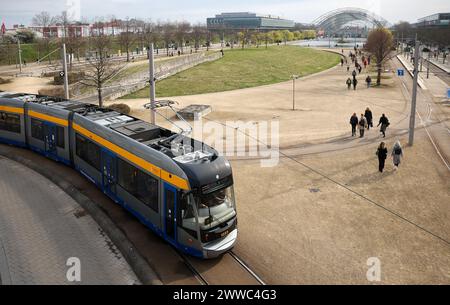 Leipzig, Allemagne. 22 mars 2024. Un tramway LVB se rend au dernier arrêt à Leipziger Messe dans la matinée. Crédit : Jan Woitas/dpa/Alamy Live News Banque D'Images