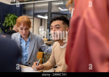 Stratégie de planification des hommes d'affaires avec des collègues en réunion au bureau Banque D'Images