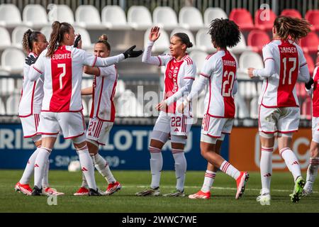 Amsterdam, pays-Bas. 23 mars 2024. AMSTERDAM, 23-03-2024, de. Toekomst, Azerion Eredivisie vrouwen, Ajax - PEC (femmes), saison 2023/2024, pendant le match Ajax - PEC (femmes), le joueur d'Ajax Romee Leuchter marque et célèbre 3-0 crédit : Pro Shots/Alamy Live News Banque D'Images