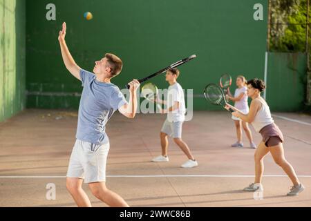 Jeune homme jouant frontenis sur le terrain de pelota extérieur Banque D'Images