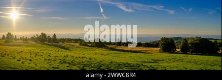 Allemagne, Bavière, vue panoramique du paysage le long de High Rhon Road au lever du soleil Banque D'Images