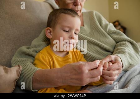 Petit-fils passant du temps libre avec grand-mère à la maison Banque D'Images
