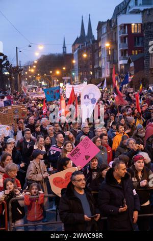 Unter dem motto 15 vor 12 für Menschenwürde demonstrierten heute tausende Kölner am Rhein für Menschenwürde und gegen Rassismus, Rechtsextremismus und Banque D'Images