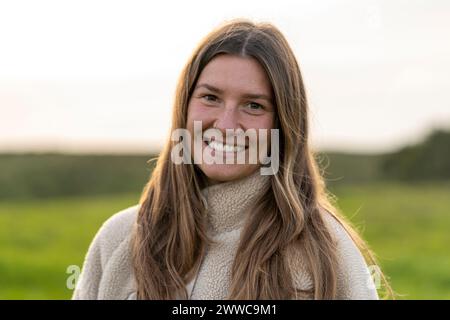 Jeune femme souriante dans la nature Banque D'Images