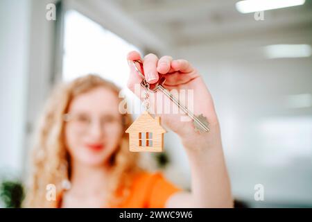 Femme tenant la clé de la nouvelle maison Banque D'Images