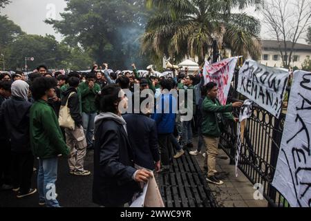 Bandung, Indonésie. 22 mars 2024. Des étudiants indonésiens organisent une manifestation à Bandung. Dans cette action, ils ont exigé que le gouvernement puisse stabiliser les prix des produits de base et rejeter la politisation de l'aide sociale (photo de Dimas Rachmatsyah/Pacific Press) crédit : Pacific Press Media production Corp./Alamy Live News Banque D'Images