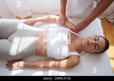 Patient recevant une massothérapie par ostéopathe en salle de soins Banque D'Images
