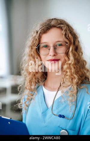 Médecin souriant portant des lunettes en clinique Banque D'Images