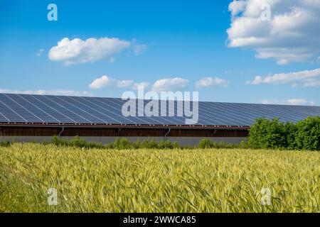 Panneaux solaires sur le toit près du champ en Bavière, Allemagne Banque D'Images