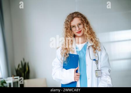 Médecin portant une blouse de laboratoire et debout à la clinique Banque D'Images