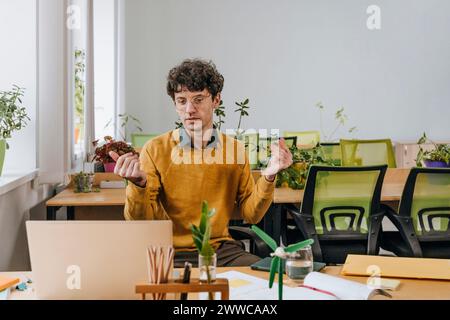 Homme d'affaires ayant appel vidéo sur ordinateur portable dans le bureau Banque D'Images