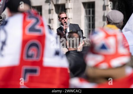 Laurence Fox s'adressant à la manifestation "Rally for British culture", organisée par Turning point UK, au cénotaphe de Whitehall, Londres. Date de la photo : samedi 23 mars 2024. Banque D'Images