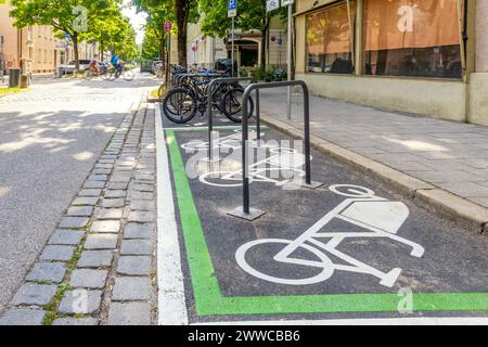 Symbole de stationnement de vélos sur la route à la gare Banque D'Images