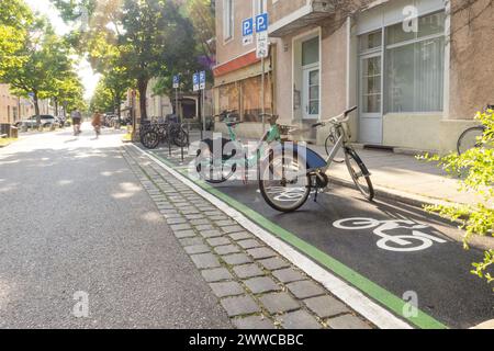 Vélos électriques à la station de stationnement de vélos en ville Banque D'Images