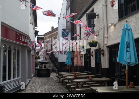 Windsor, Berkshire, Royaume-Uni. 23 mars 2024. C'était une journée de rafales à Windsor, Berkshire aujourd'hui avec quelques averses de grêle. La ville était très occupée avec les touristes et les visiteurs. Les projecteurs sont sur Winsdor en ce moment suite à la triste nouvelle que Catherine, princesse de Galles, a été diagnostiquée avec un cancer. Crédit : Maureen McLean/Alamy Live News Banque D'Images