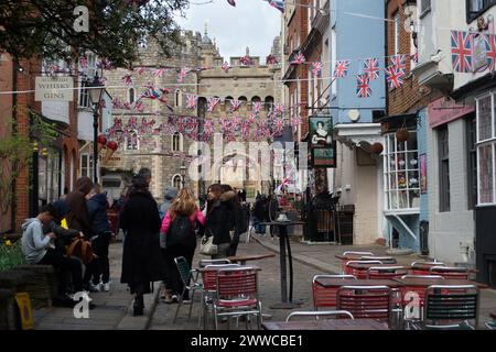 Windsor, Berkshire, Royaume-Uni. 23 mars 2024. C'était une journée de rafales à Windsor, Berkshire aujourd'hui avec quelques averses de grêle. La ville était très occupée avec les touristes et les visiteurs. Les projecteurs sont sur Winsdor en ce moment suite à la triste nouvelle que Catherine, princesse de Galles, a été diagnostiquée avec un cancer. Crédit : Maureen McLean/Alamy Live News Banque D'Images