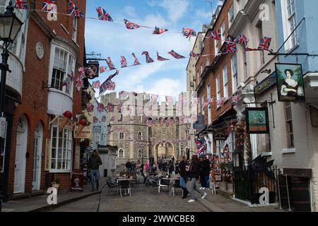 Windsor, Berkshire, Royaume-Uni. 23 mars 2024. C'était une journée de rafales à Windsor, Berkshire aujourd'hui avec quelques averses de grêle. La ville était très occupée avec les touristes et les visiteurs. Les projecteurs sont sur Winsdor en ce moment suite à la triste nouvelle que Catherine, princesse de Galles, a été diagnostiquée avec un cancer. Crédit : Maureen McLean/Alamy Live News Banque D'Images