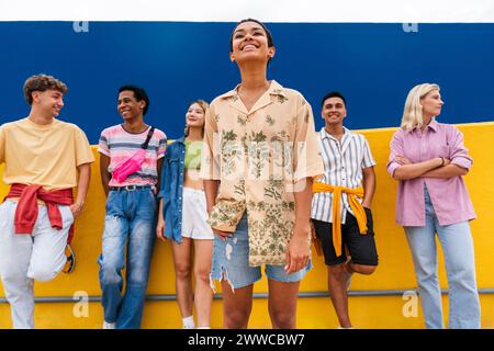 Jeune femme levant la tête debout devant des amis Banque D'Images