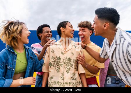 Groupe d'amis sont heureux pour la jeune femme et l'encourageant Banque D'Images