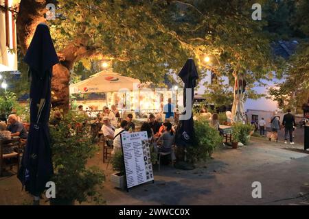 16 septembre 2023 - Gjirokastra en Albanie : les gens apprécient le centre-ville de la ville Banque D'Images