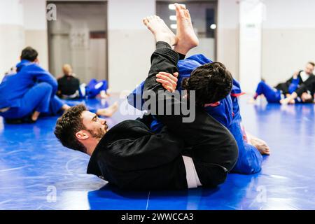 Les athlètes qui s'entraînent au jujitsu au dojo Banque D'Images