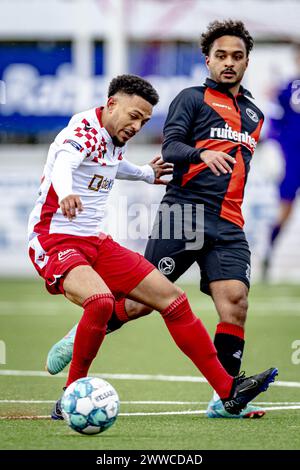 WERKENDAM, pays-Bas. 23 mars 2024. Football, Stadium de Zwaaier, BetNation Divisie, saison 2023/2024, pendant le match Kozakken Boys - Jong Almere City, Kozakken Boys joueur Sergio Tremour, Jong Almere City joueur Jeffry Puriel crédit : Pro Shots/Alamy Live News Banque D'Images