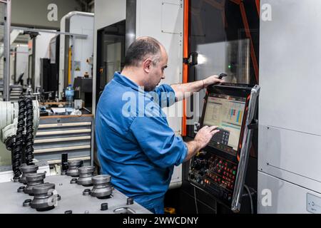 Ingénieur de maintenance exploitant des machines modernes en usine Banque D'Images