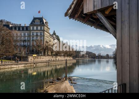 Suisse, Canton de Berne, Thoune, vue de Scherzligschleuse à l'hôtel Thunerhof Banque D'Images