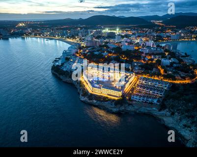 Espagne, Îles Baléares, Magaluf, vue aérienne de la baie de Majorque au crépuscule Banque D'Images