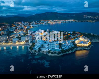 Espagne, Îles Baléares, Magaluf, vue aérienne de la baie de Majorque au crépuscule Banque D'Images