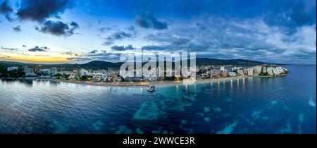 Espagne, Îles Baléares, Magaluf, panorama aérien de bord de ville sur l'île de Majorque au crépuscule Banque D'Images