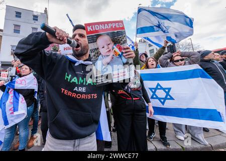 Camden, Londres, Royaume-Uni. 23 mai 2024. Yoosen Haddad rejoint un collectif de résidents britanniques concernés et de citoyens de toutes confessions, unis contre la montée de la haine dans les rues de Londres, tiennent des panneaux « le Hamas est terroriste », promouvant la politique du gouvernement ; « le Hamas est un groupe terroriste ». Un iranien basé à Londres, Niyak Ghorbani, a récemment été arrêté par la police métropolitaine alors qu'il était agressé pour avoir porté le même signe lors d'une marche pro-Palestine. Photo par Amanda Rose/Alamy Live News Banque D'Images
