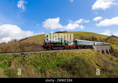 Château de Corfe, Dorset, Royaume-Uni. 23 mars 2024.. Swanage Railway Victoria Weekend, une célébration de trois jours de l'époque qui a construit l'embranchement de Wareham à Swanage dans les années 1880, avec des locomotives victoriennes, y compris les T3 nouvellement restaurées et SECR no.65 01 Class visite des trains à vapeur Bluebell Railway lors d'un week-end nostalgique opérant entre Norden, Corfe Castle, Harman’s Cross, Herston et Swanage. Crédit : Carolyn Jenkins/Alamy Live News Banque D'Images