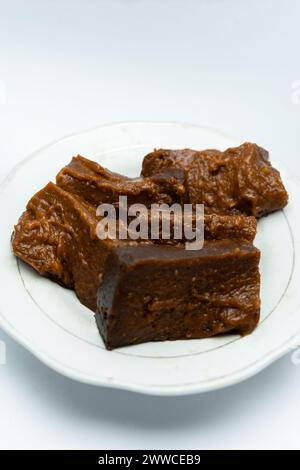 Dodol sur une assiette de service. Cette collation sucrée traditionnelle originaire d'Indonésie à base de farine de riz gluant, de lait de coco et de cassonade qui Ar Banque D'Images