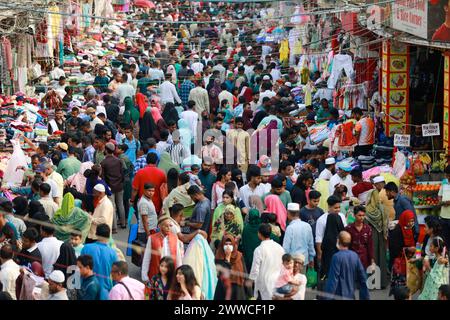 22 mars 2024, Dhaka, Bangladesh : vendredi, des citadins se sont précipités dans les centres commerciaux et les magasins de fortune pour leurs achats de l'Aïd avant le Saint Eid-ul-Fitr, le plus grand festival de l'année pour les musulmans, à Dhaka, Bangladesh, le 22 mars 2024. Tous les centres commerciaux de New Market, Panthapath, Dhanmondi, Farmgate, Gausia, Elephant Road, Mirpur, Uttara, Gulshan et d'autres parties de la ville ont été animés par la présence de clients de l'Aïd. Par conséquent, les navetteurs étaient confrontés à d'énormes embouteillages car la plupart des rues étaient remplies de véhicules. (Crédit image : © Suvra Kanti Das/ZUMA Press Wire) EDITORIA Banque D'Images