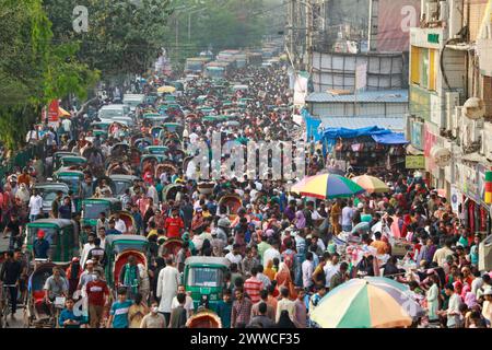 22 mars 2024, Dhaka, Bangladesh : vendredi, des citadins se sont précipités dans les centres commerciaux et les magasins de fortune pour leurs achats de l'Aïd avant le Saint Eid-ul-Fitr, le plus grand festival de l'année pour les musulmans, à Dhaka, Bangladesh, le 22 mars 2024. Tous les centres commerciaux de New Market, Panthapath, Dhanmondi, Farmgate, Gausia, Elephant Road, Mirpur, Uttara, Gulshan et d'autres parties de la ville ont été animés par la présence de clients de l'Aïd. Par conséquent, les navetteurs étaient confrontés à d'énormes embouteillages car la plupart des rues étaient remplies de véhicules. (Crédit image : © Suvra Kanti Das/ZUMA Press Wire) EDITORIA Banque D'Images