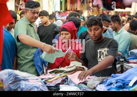 22 mars 2024, Dhaka, Bangladesh : vendredi, des citadins se sont précipités dans les centres commerciaux et les magasins de fortune pour leurs achats de l'Aïd avant le Saint Eid-ul-Fitr, le plus grand festival de l'année pour les musulmans, à Dhaka, Bangladesh, le 22 mars 2024. Tous les centres commerciaux de New Market, Panthapath, Dhanmondi, Farmgate, Gausia, Elephant Road, Mirpur, Uttara, Gulshan et d'autres parties de la ville ont été animés par la présence de clients de l'Aïd. Par conséquent, les navetteurs étaient confrontés à d'énormes embouteillages car la plupart des rues étaient remplies de véhicules. (Crédit image : © Suvra Kanti Das/ZUMA Press Wire) EDITORIA Banque D'Images