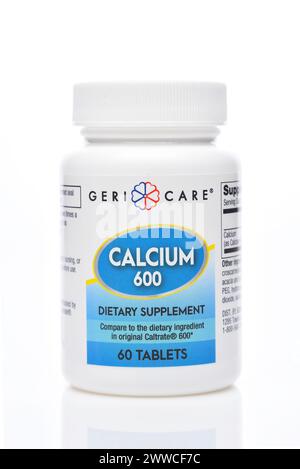 IRIVNE, CALIFORNIE - 21 mars 2024 : une bouteille de suppléments alimentaires Geri Care calcium 600 comprimés. Banque D'Images