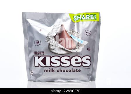 IRIVNE, CALIFORNIE - 21 mars 2024 : un paquet de bonbons au chocolat au lait Hershey Kisses. Banque D'Images