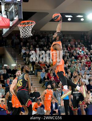 Le joueur de Valence #37 semi Ojeleye dunque lors du match Euroleague entre L'AS Monaco et Valence basket à la salle Gaston-médecin. Score final ; Monaco 79:78 Valencia basket. Banque D'Images