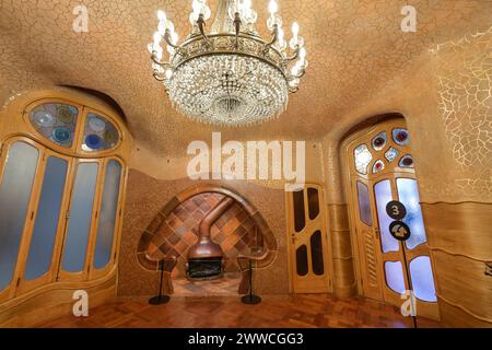 Kamin im Arbeitszimmer, Casa Batllo, Appartmenthaus von Antoni Gaudi, Passeig de Gracia, Barcelona, Katalonien, Spanien *** cheminée dans l'étude, Casa Batllo, immeuble d'appartements par Antoni Gaudi, Passeig de Gracia, Barcelone, Catalogne, Espagne Banque D'Images