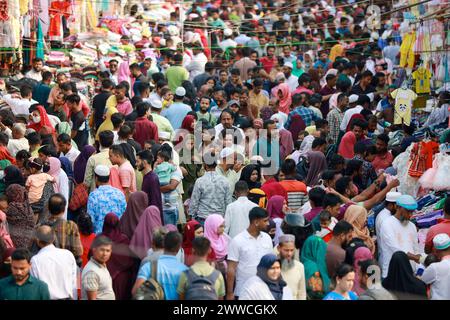 Vendredi, les citadins se sont précipités dans les centres commerciaux et les boutiques de fortune pour leurs achats de l’Aïd avant le Saint Eid-ul-Fitr, le plus grand festival de l’année pour les musulmans, à Dhaka, au Bangladesh, le 22 mars 2024. Tous les centres commerciaux de New Market, Panthapath, Dhanmondi, Farmgate, Gausia, Elephant Road, Mirpur, Uttara, Gulshan et d'autres parties de la ville ont été animés par la présence de clients de l'Aïd. Par conséquent, les navetteurs étaient confrontés à d'énormes embouteillages car la plupart des rues étaient remplies de véhicules. Photo de Suvra Kanti Das/ABACAPRESS.COM Banque D'Images